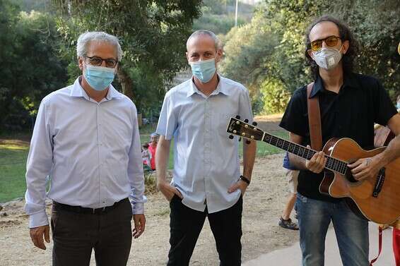 בתמונה מימין לשמאל: רמי יוסיפוב, נגן להקת טיפקס שלוקח חלק בפרויקט, חילי טרופר, שר התרבות והספורט ועו"ד בני דרייפוס, מנכ"ל מפעל הפיס // צילום: סיון פרג'